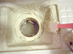 お風呂の排水口周り カビ取り剤使用中